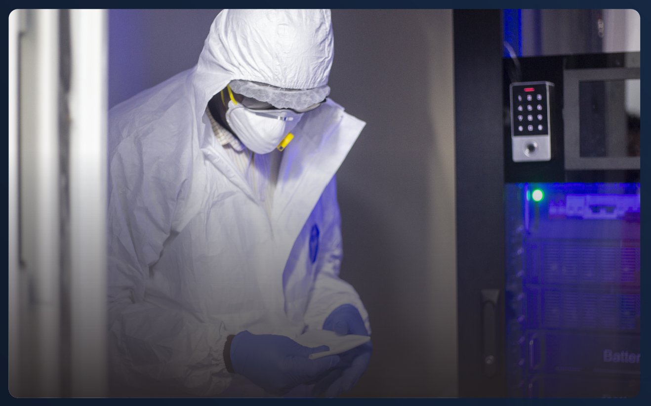 Technicien Ultra Propreté intervenant en salle serveurs